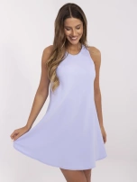 Liliowa koktajlowa sukienka w jednolitym kolorze