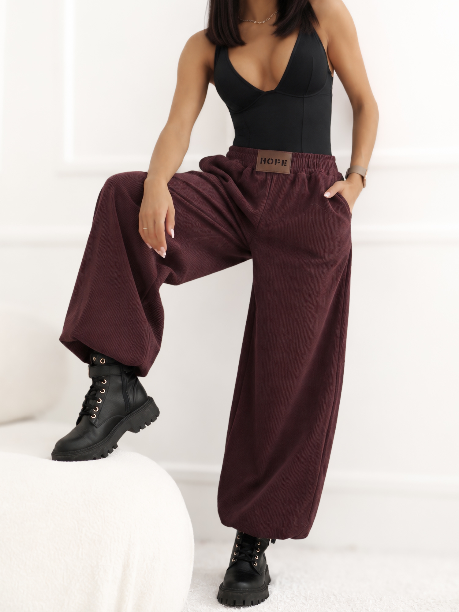 RUE PARIS bordeauxfarbene lässige Joggpants aus Cord.