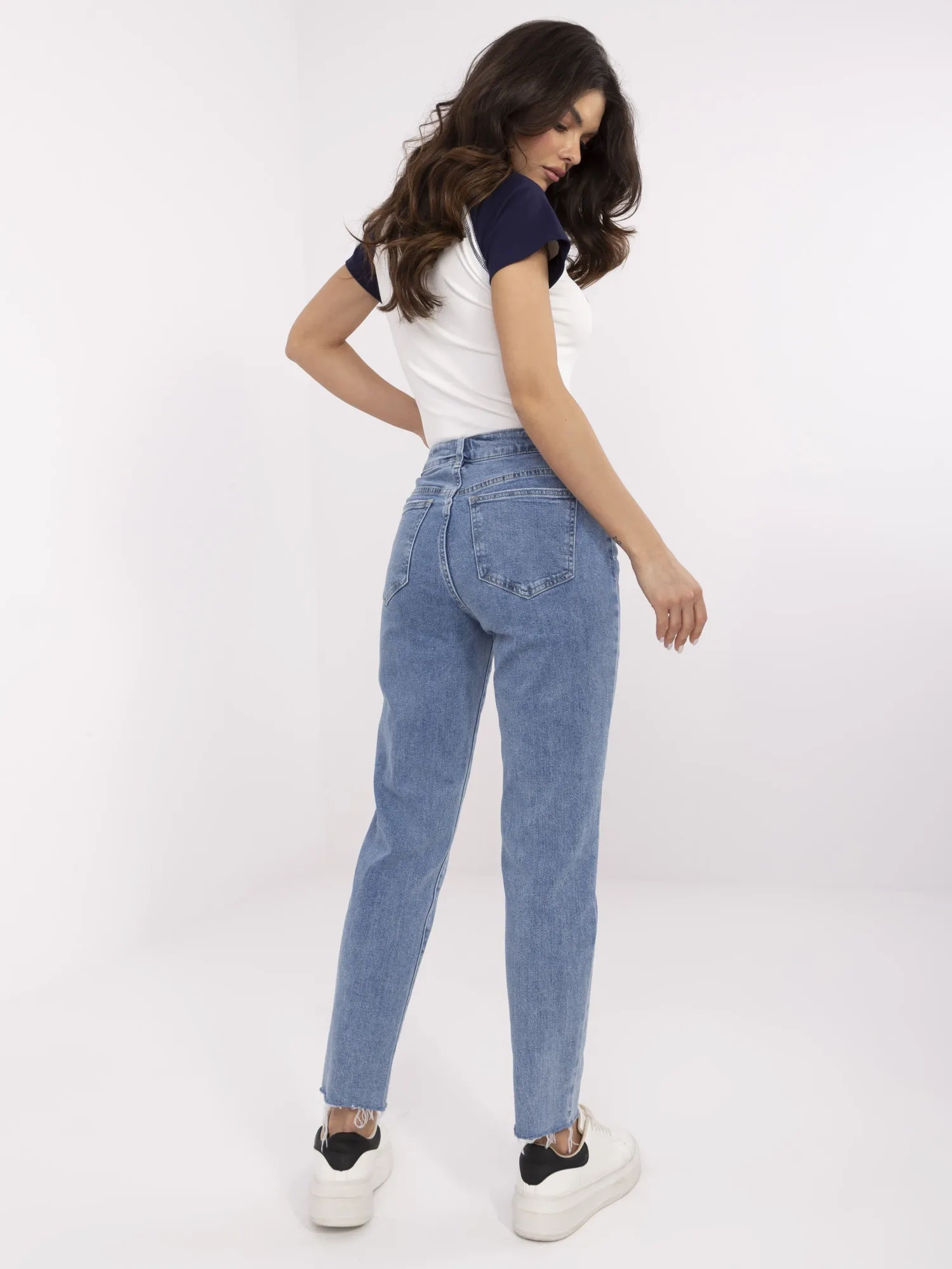 Niebieskie damskie jeansy mom stretch z kieszeniami