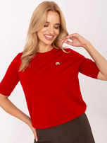 Czerwony damski sweter z broszką w kształcie M