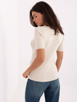 Helle beige, enganliegende Rippensweater.