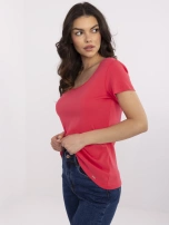 Koralowy dopasowany t-shirt basic z bawełny