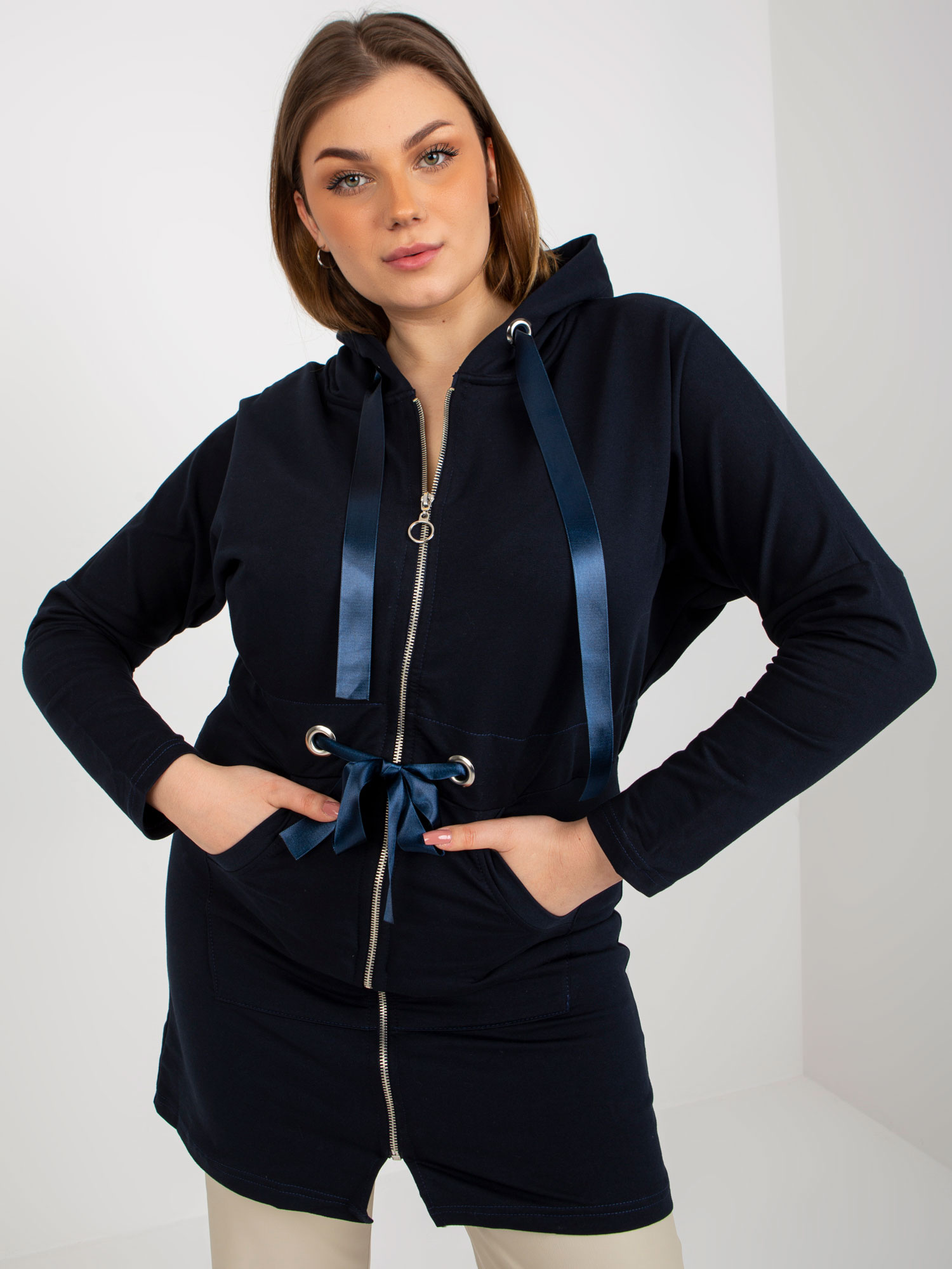 Granatowa długa rozpinana bluza plus size z kapturem