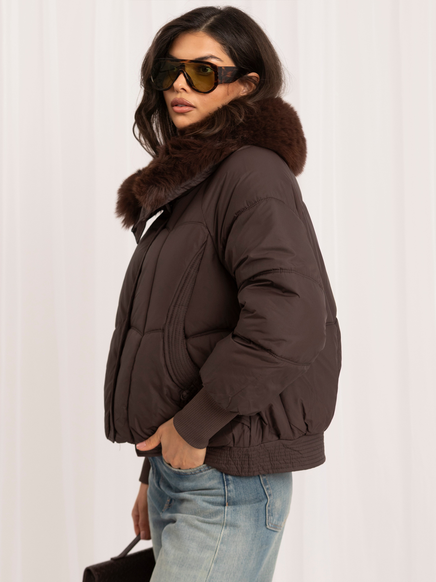 Braune Winterjacke mit abnehmbarem Pelz.