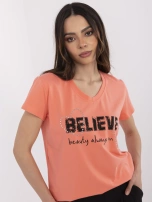 Koralowy damski t-shirt  z aplikacjami w serca
