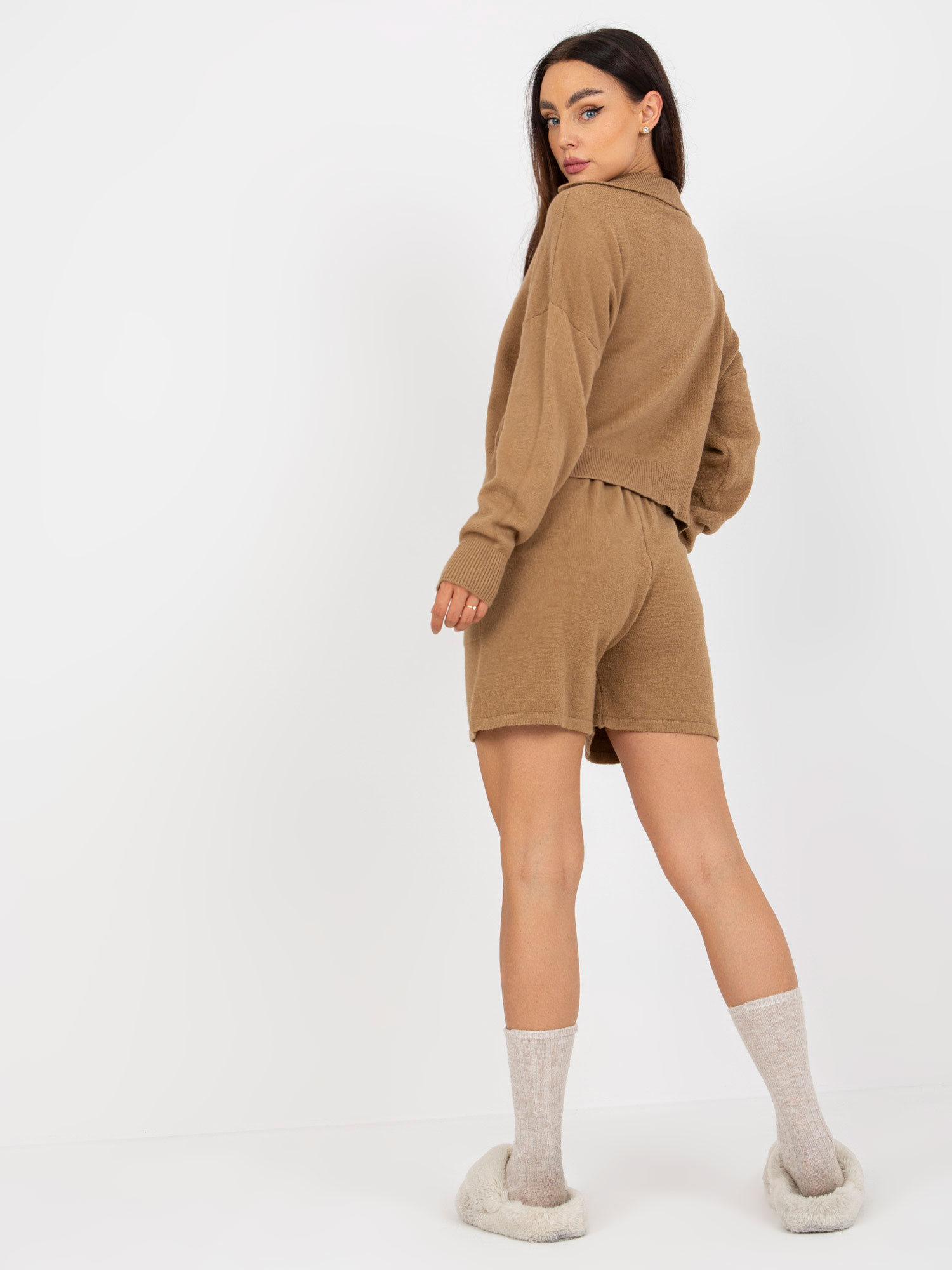 Camelowy dwuczęściowy komplet casualowy z dzianiny