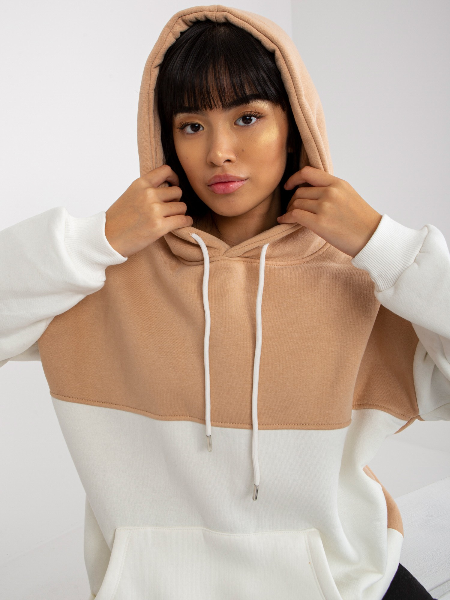 Beżowo-ecru dresowa bluza basic z kapturem RUE PARIS