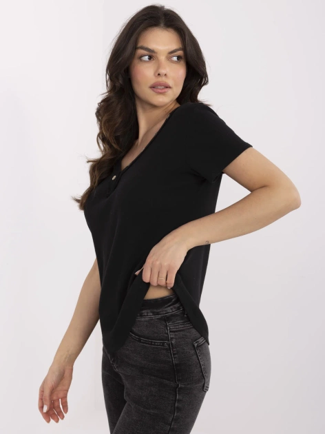 Czarna prążkowana bluzka z ozdobnymi guzikami