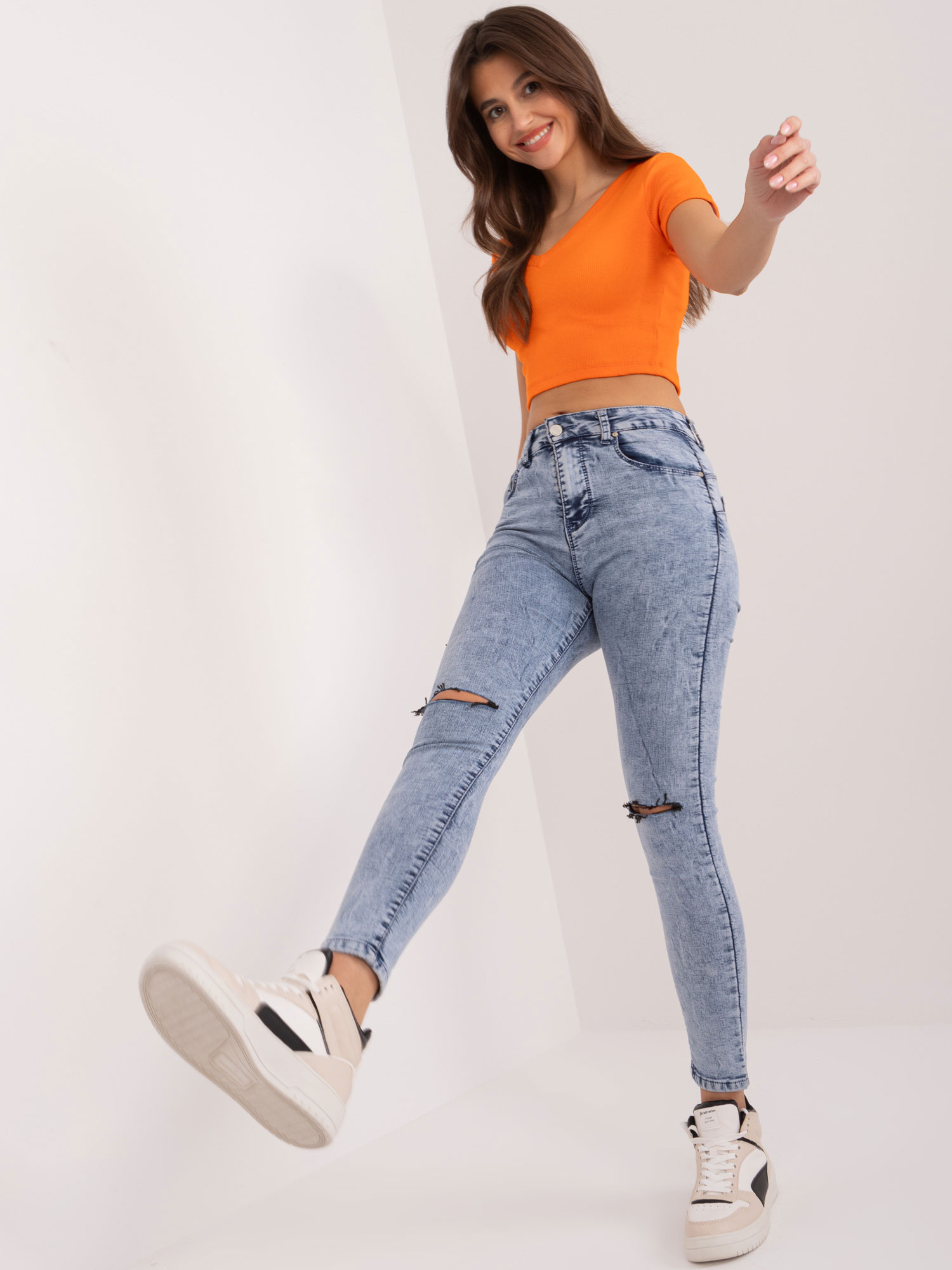 Niebieskie spodnie jeasowe high waist