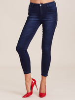 Dunkelblaue Jeans mit Streifen.