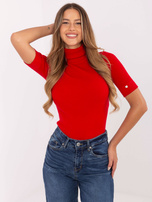 Czerwony sweter z ozdobnymi guzikami na rękawach