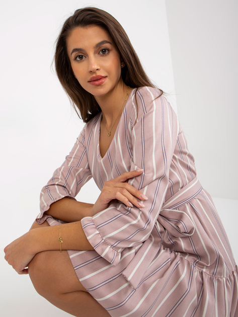 Hurtownia Brudnoróżowa mini sukienka z falbaną i paskiem