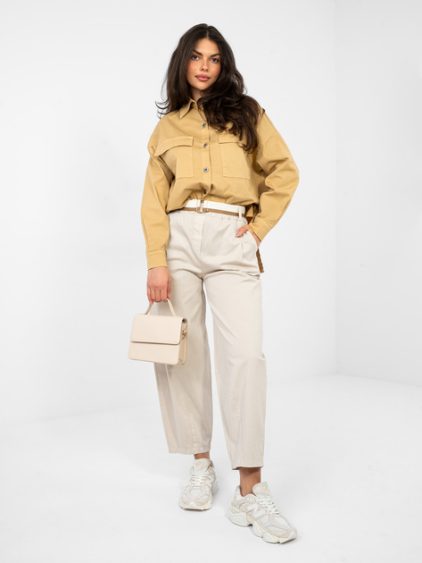 Jasnobeżowe spodnie z materiałowym paskiem