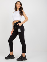 Hurtownia Czarne damskie spodnie dresowe z naszywką