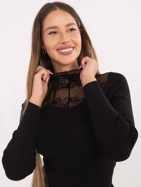Czarny damski sweter z koronkowym golfem