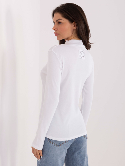 Biała prążkowana bluzka z naszywką na plecach