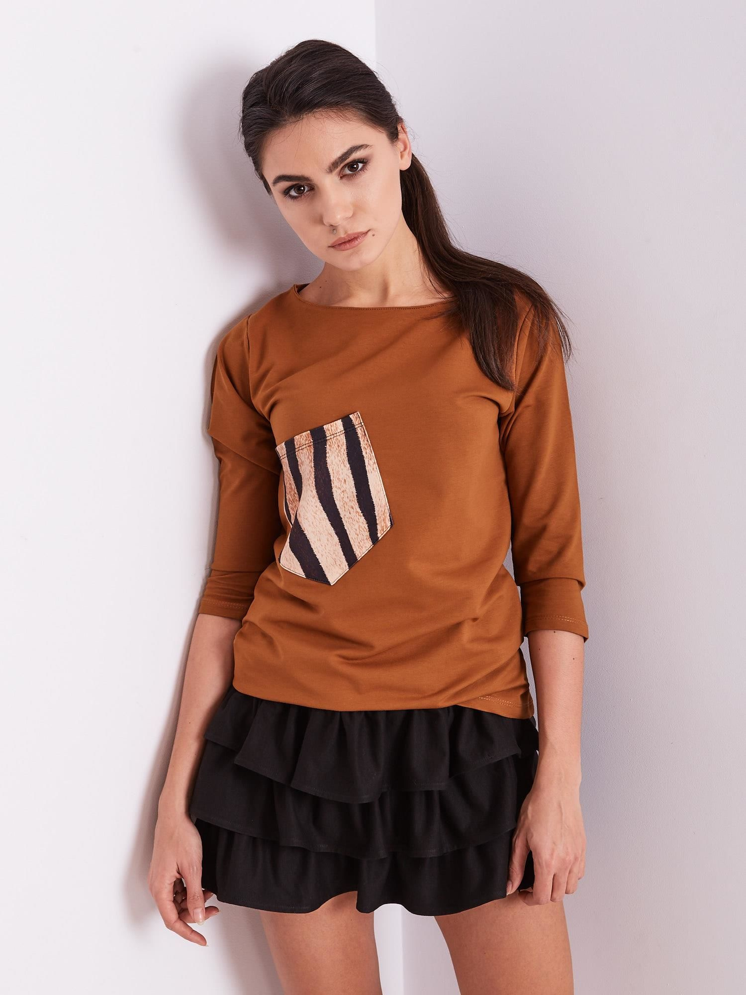 Braune Damenbluse mit Tasche.