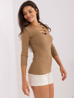 Hurt Camelowa bluzka z wycięciami przy dekolcie 