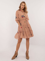 Hurt Camelowa rozkloszowana sukienka z falbaną