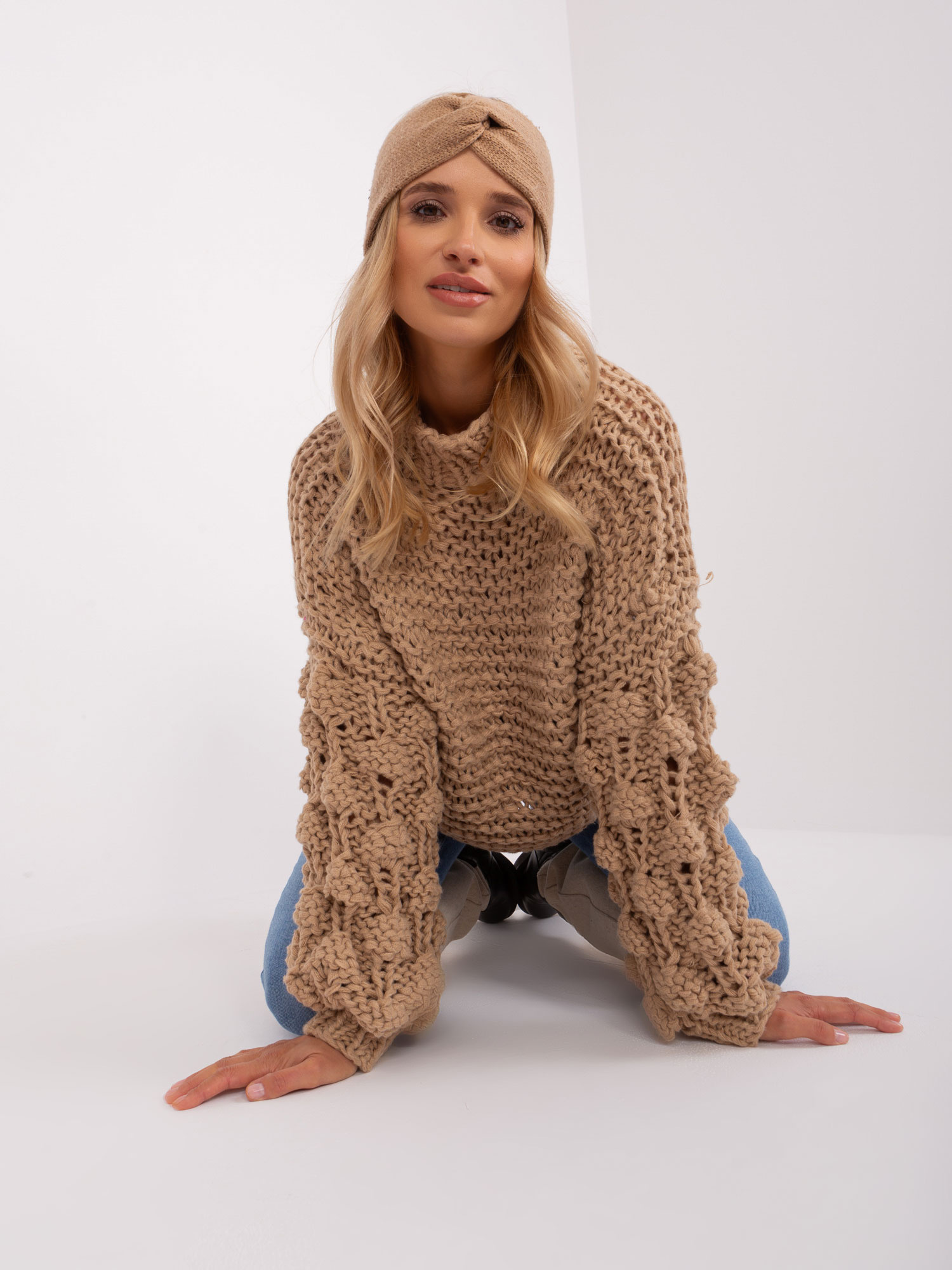 Beżowy sweter oversize z okrągłym dekoltem