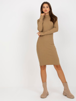 Kamelfarbene, gerippte Basic-Kleid mit halbem Kragen.