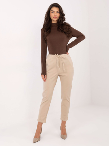 Beżowe materiałowe spodnie z kieszeniami
