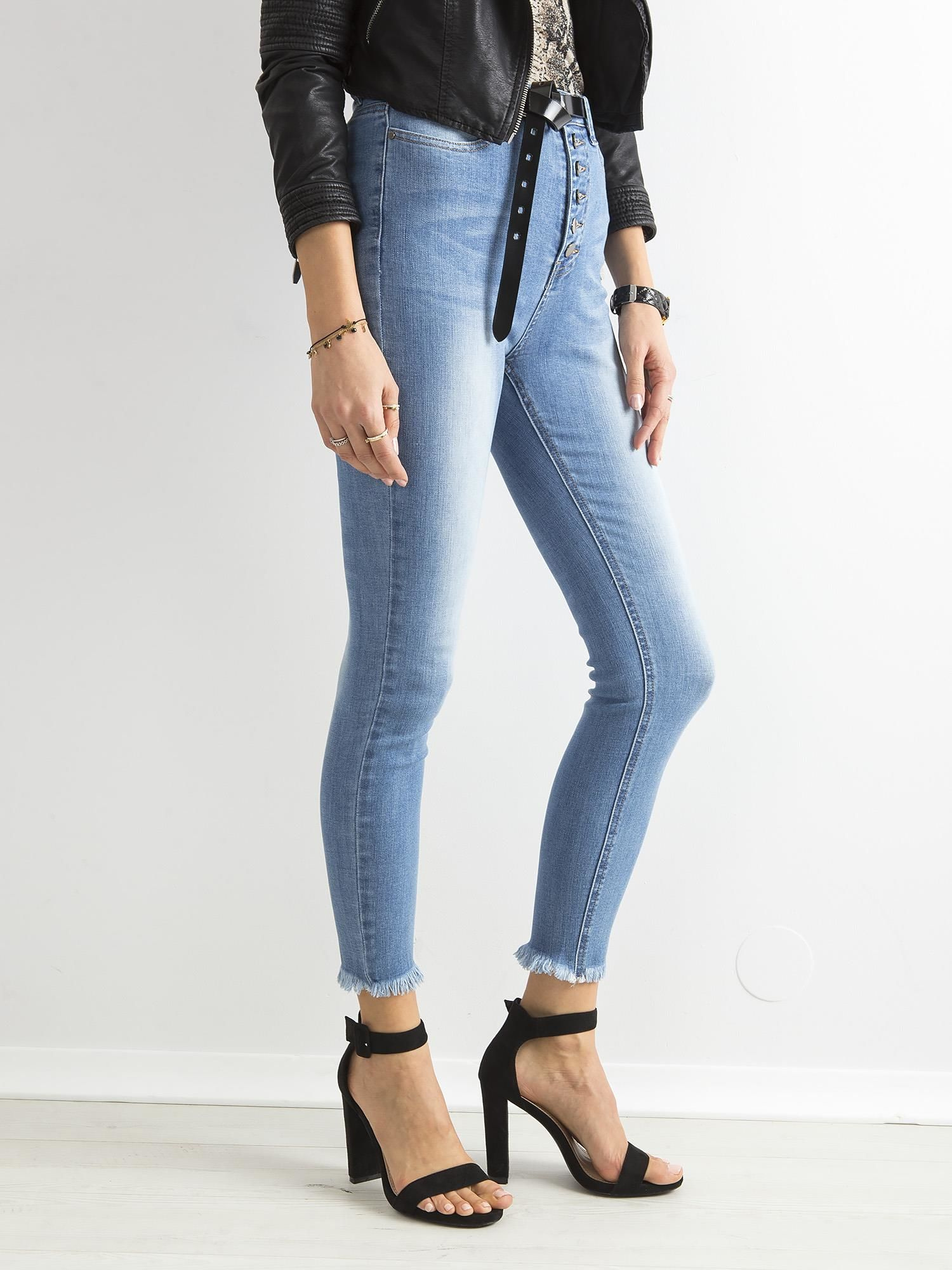 Blaue, gewaschene Jeans mit hoher Taille und Knöpfen.
