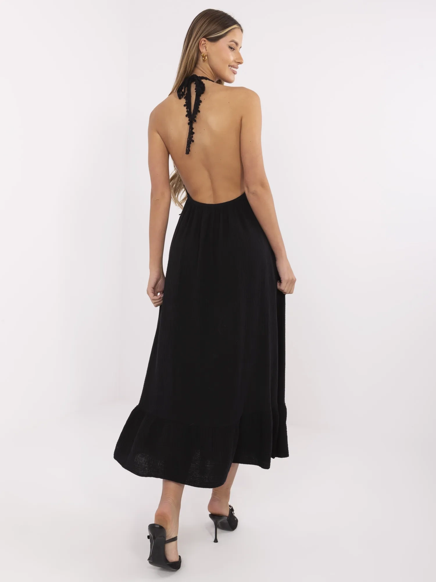 Schwarzes Musselin-Kleid mit freiem Rücken.
