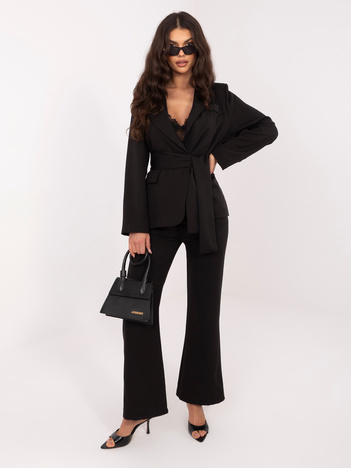 Czarny dwuczęściowy garnitur z rozszerzanymi spodniami 