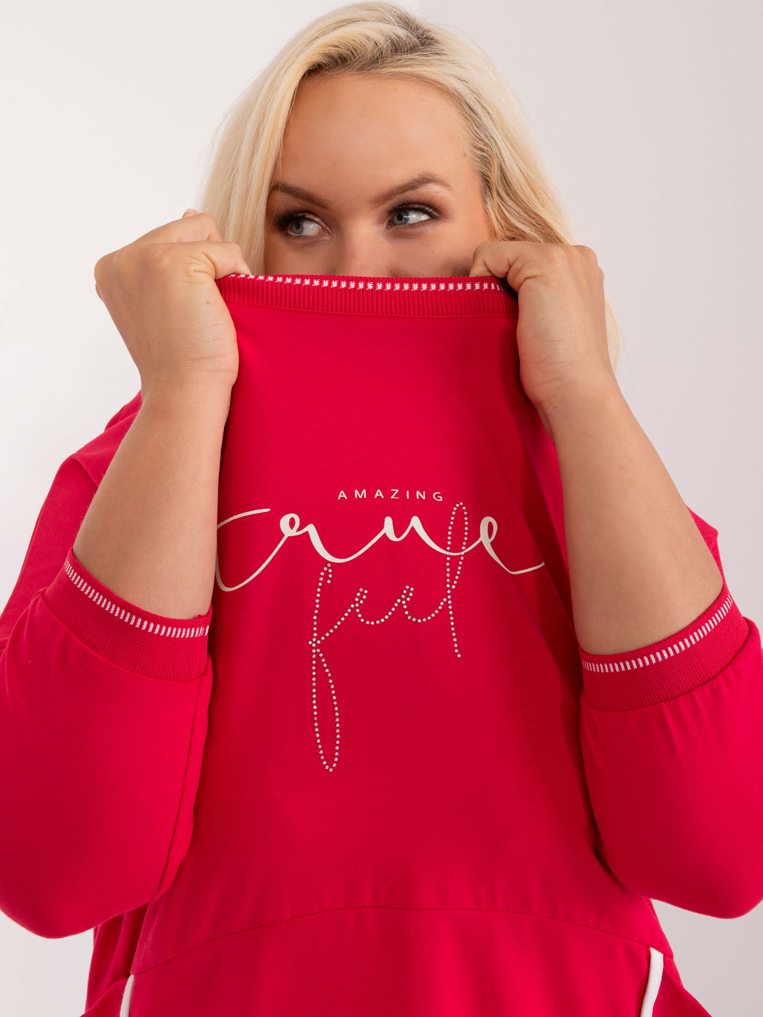 Hurt rote lässige Plus-Size-Bluse mit Applikation.