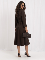 Šokoladinė išpūsta suknelė su raiščiu liemenyje.