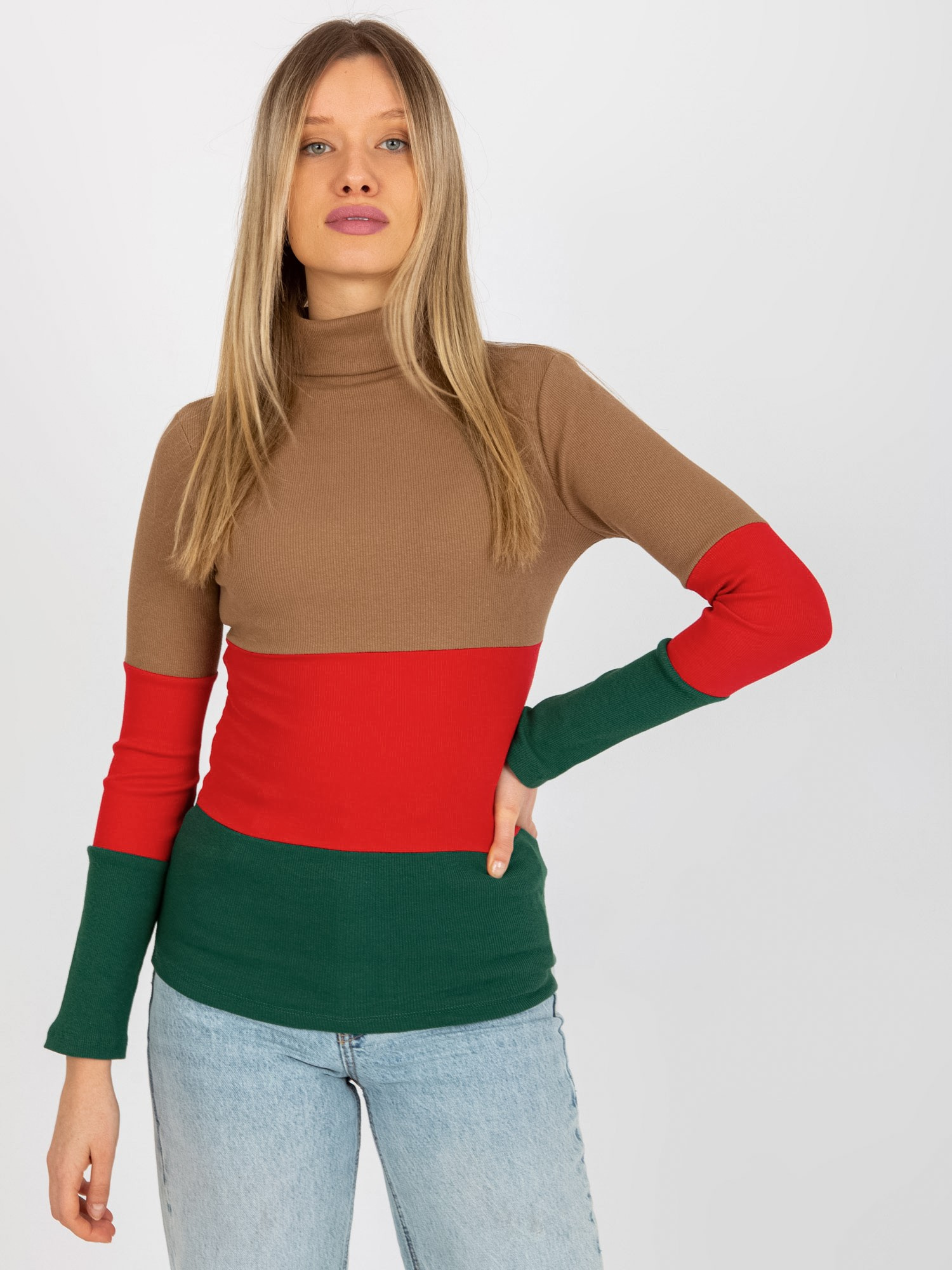Tamsiai ruda-raudona dryžuota bazinė megztinis su aukštu kaklu.