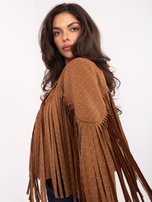 Kamelfarbene Wildlederjacke ohne Verschluss.