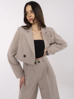 Dunkelbeige Anzugset mit kurzer Jacke.