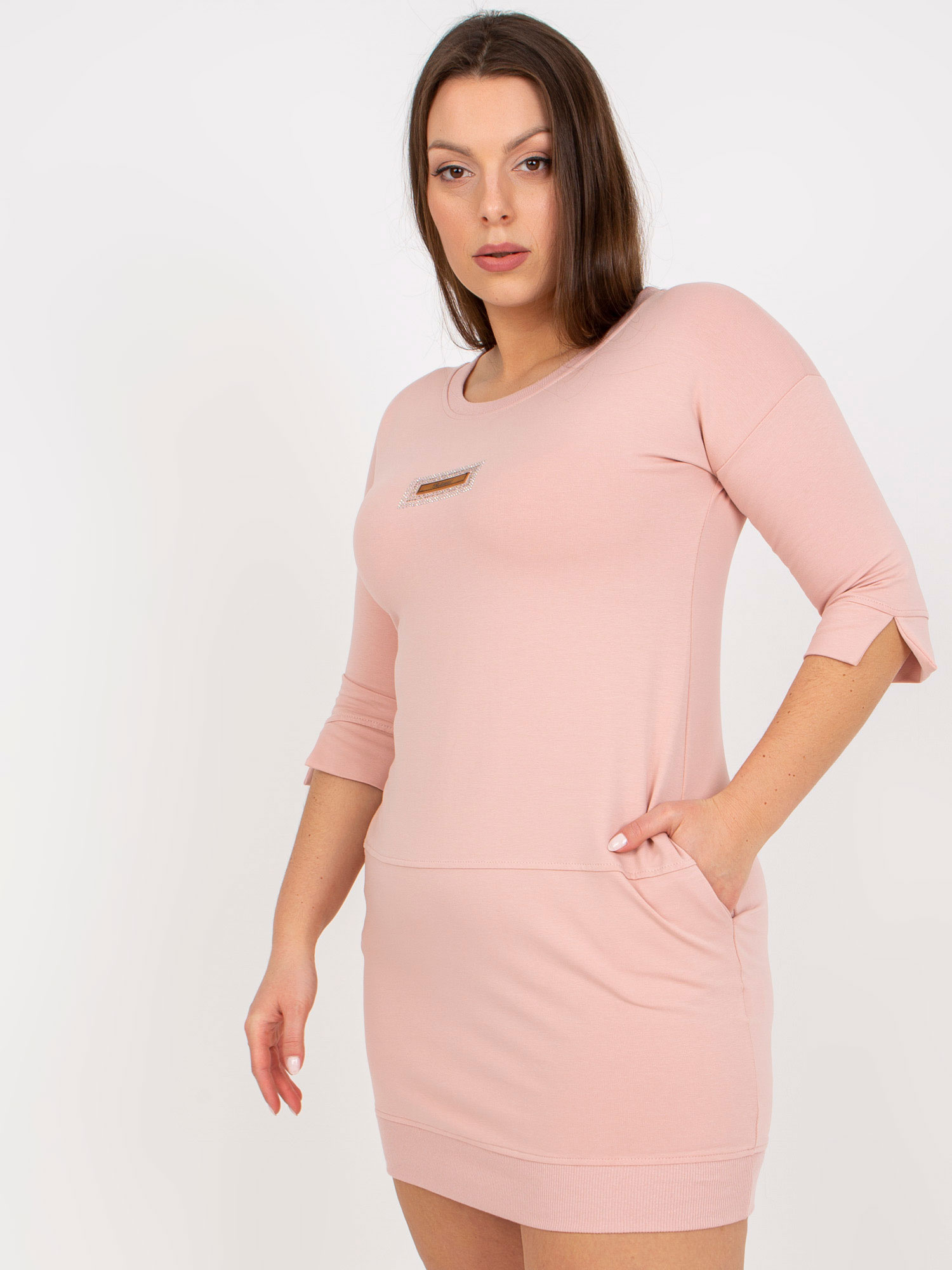 Ružovosivá priliehavá mini šaty plus size s aplikáciou.