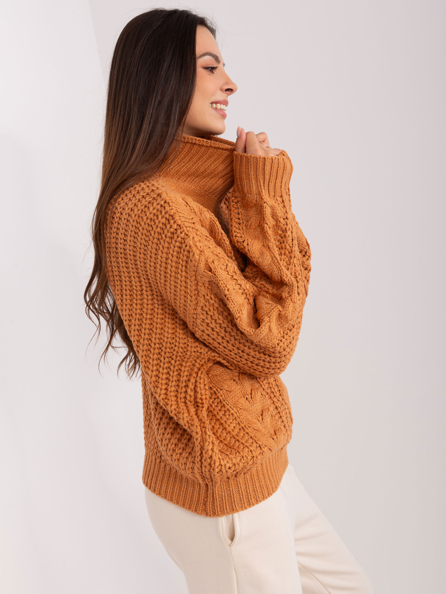 Jasnobrązowy damski sweter oversize z warkoczami