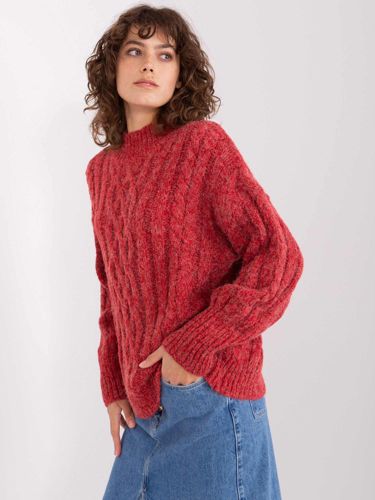 Ciemnoczerwony sweter z warkoczami i ściągaczami