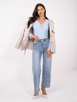 Jasnoniebieska prążkowana bluzka z dekoltem V