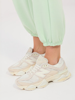 Pastelowe zielone dresowe spodnie bez zapięcia 