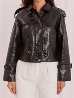 Schwarze Jacke aus Kunstleder mit Kragen.