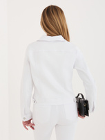 Biała jeansowa kurtka o dopasowanym kroju