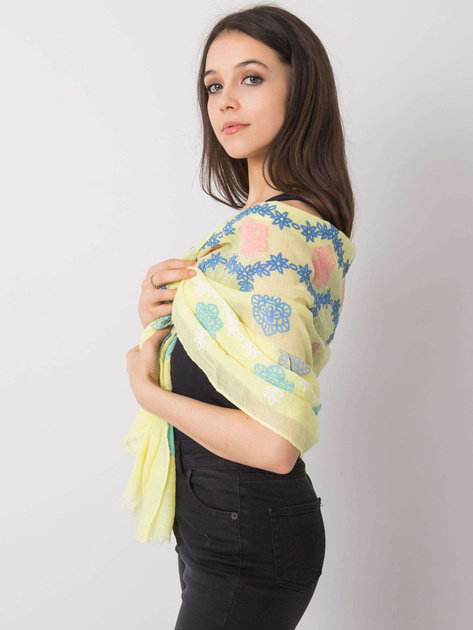 Żółta chusta z kolorowym nadrukiem