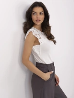 Biała dopasowana bluzka z koronką