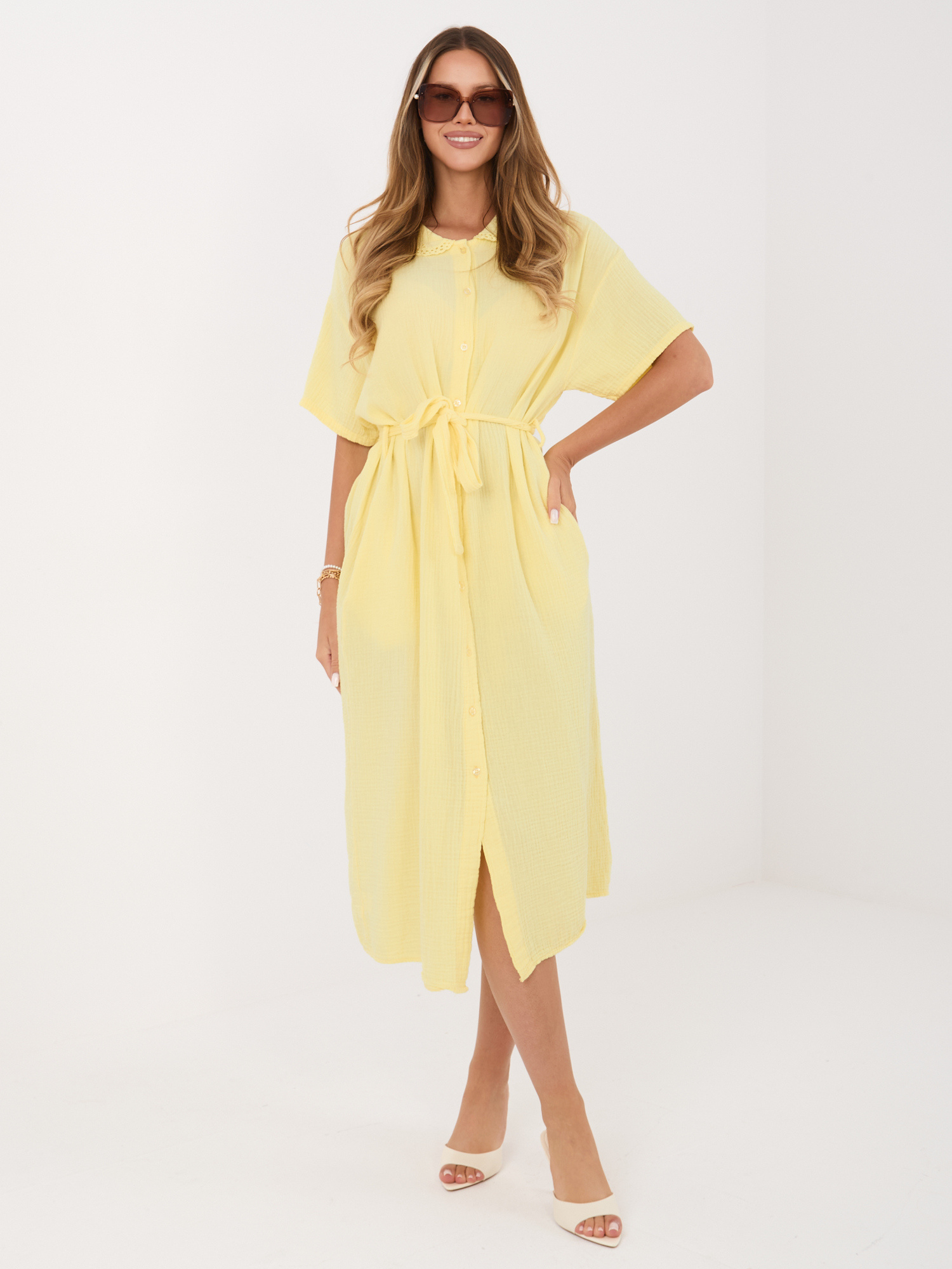 Helle gelbe Hemdkleid für den Sommer.