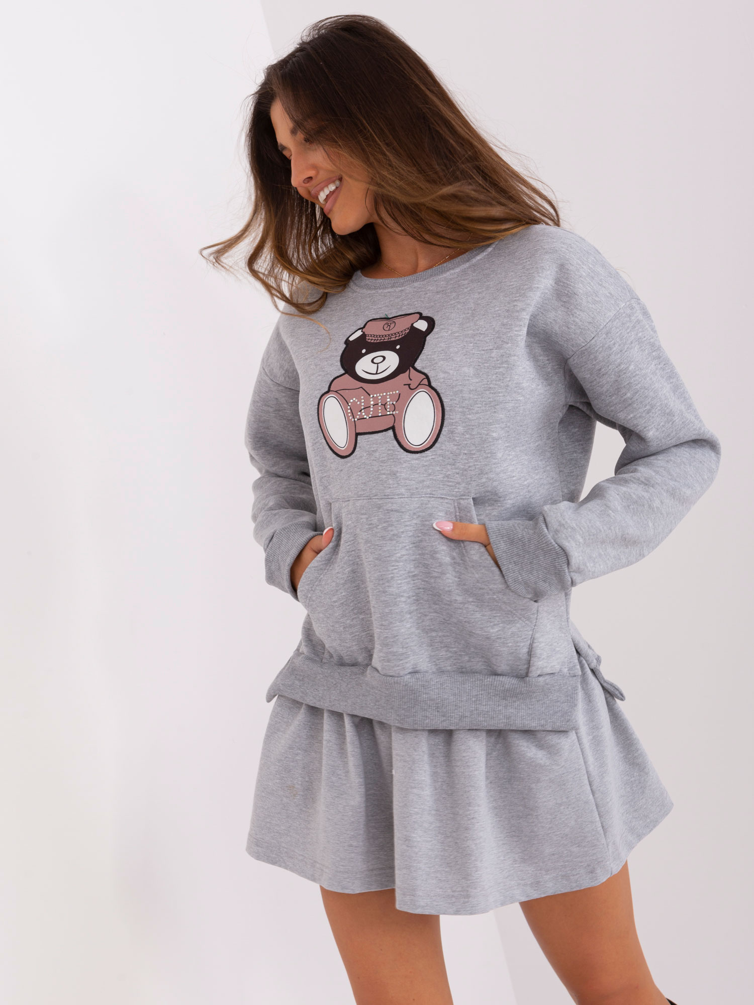 Szara dresowa bluza kangurka z aplikacją