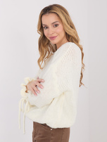 Ecru sweter oversize z okrągłym dekoltem 