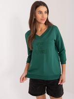 Hurtownia Ciemnozielona damska bluzka na co dzień napisem