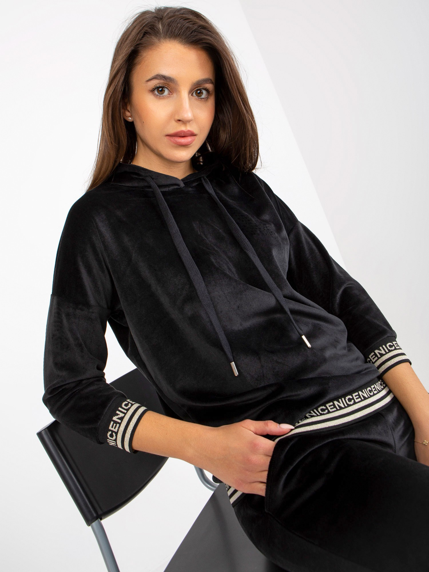 Hurt Schwarzes Damen-Velours-Set mit Kapuzenpullover.