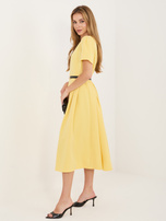 Żółta rozkloszowana sukienka z paskiem