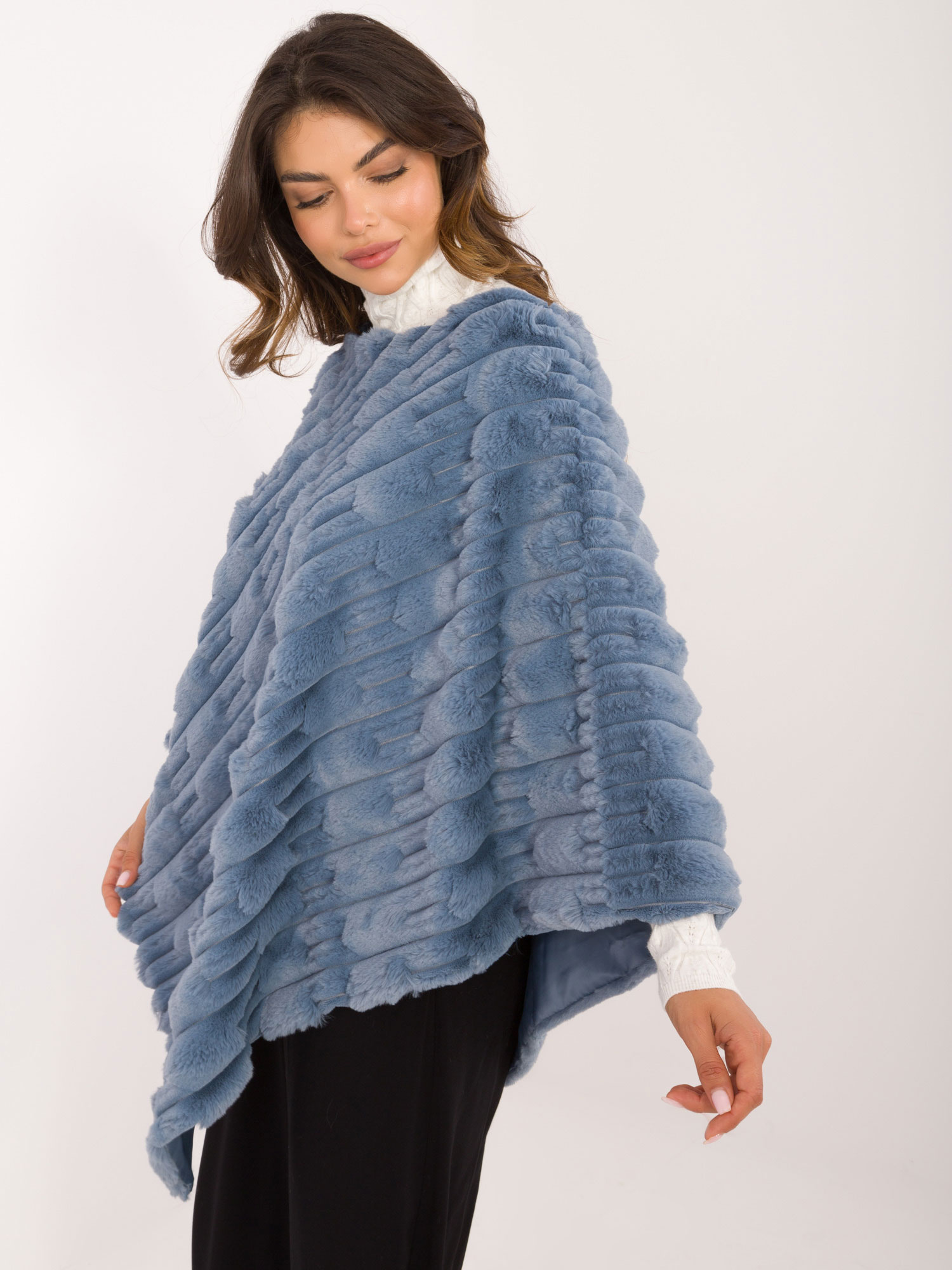 Großhandel Blaues gefüttertes Poncho aus Fell.